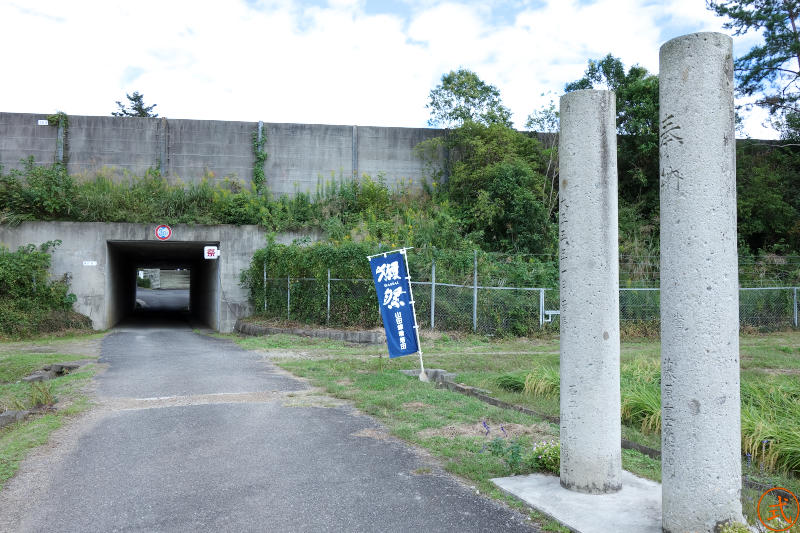 一の鳥居をくぐり参道を進むと高速道路をくぐるトンネル。トンネル入口には祭のライトがあるのが興味深い。