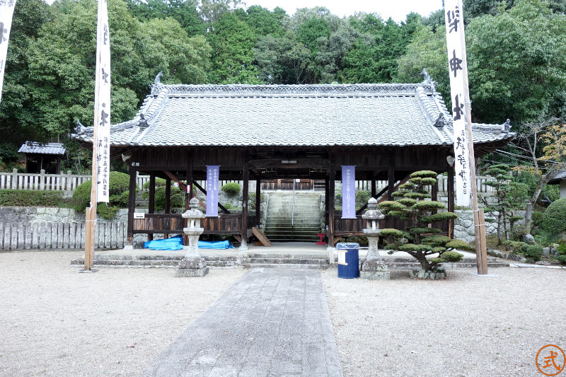 石段を登ると広場に到着。正面には割拝殿のような参集殿のような建物があり、その奥に拝殿がある。