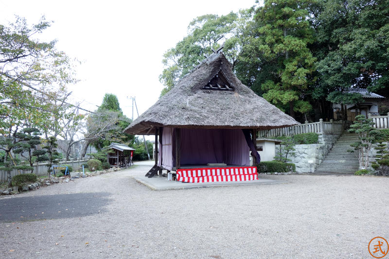広場の左手には茅葺きの舞台がある。
