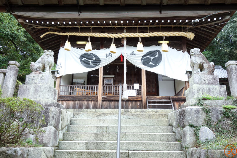 割拝殿のような参集殿のような建物を抜けると一段上に拝殿。