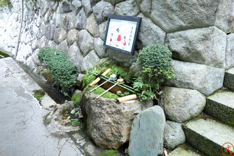 拝殿への石段脇に手水鉢。