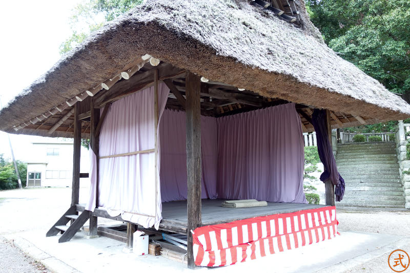 訪ねた時には秋祭りの準備中。舞台も準備が進んでいた。