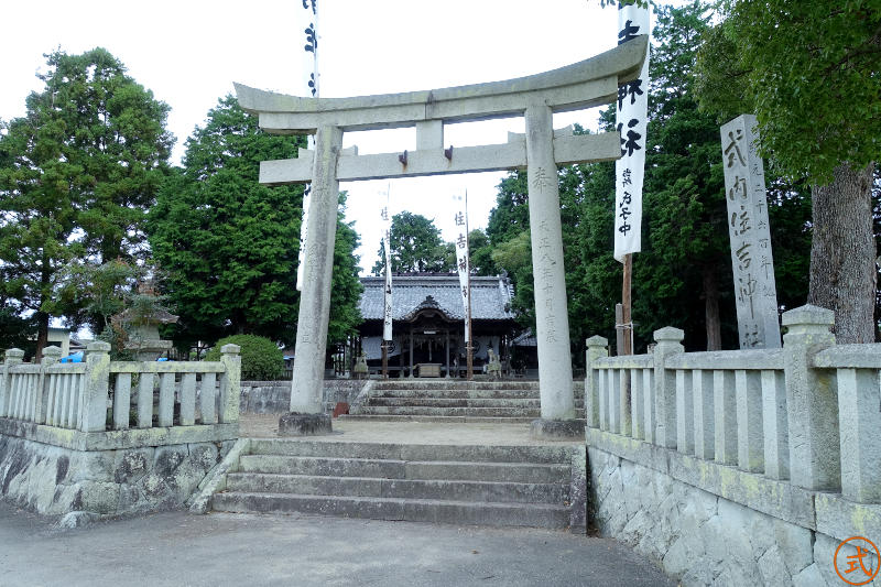 （論）住吉神社（小野市中番町）を正面より望む。式内住吉神社の社標がある。