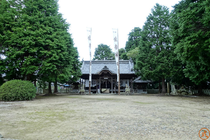 石段を登って鳥居をくぐると拝殿前の広場。それほど大きな社域ではないがきれいに保たれていることが分かる。