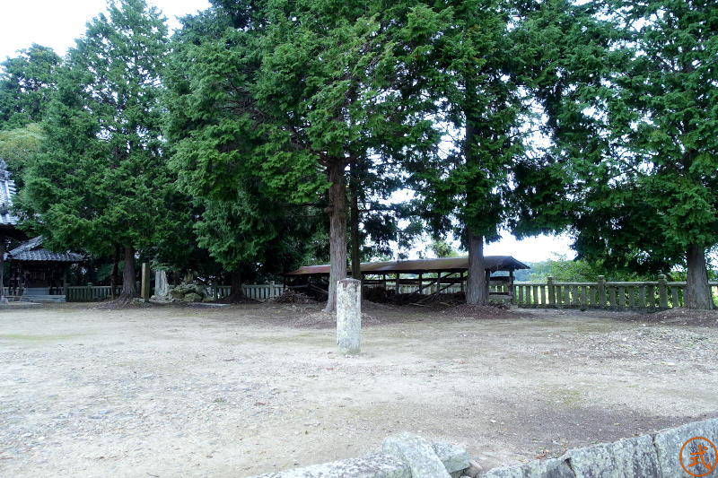 広場の右側を望む。この石碑は詳細不明。