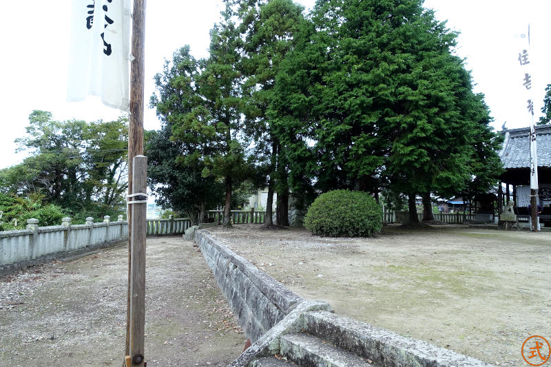 広場の左側を望む。