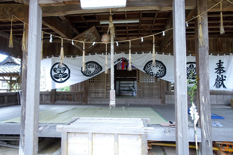 拝殿を正面より望む。拝殿の幕には丸に橘と三つ巴浪のご神紋。お祭りの後という感じが残っている。