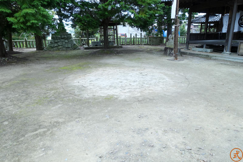 拝殿前には秋祭りのための土俵がしつらえてあり子供相撲も行われたとのこと。お話を伺ったところ本殿や拝殿の痛みがあるのだが資金捻出が大変であるとのことだった。