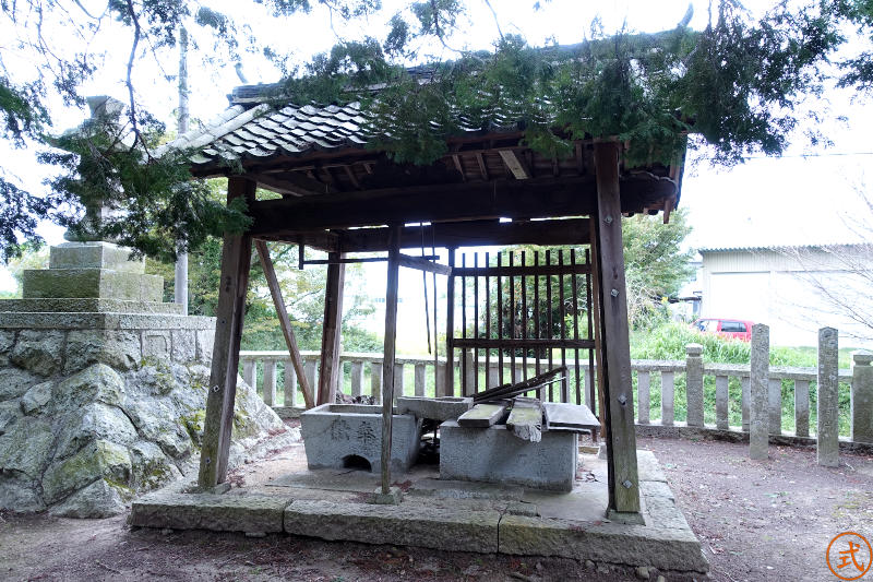 広場の左手奥には手水舎。この地域に多い井戸が併設されているタイプ。