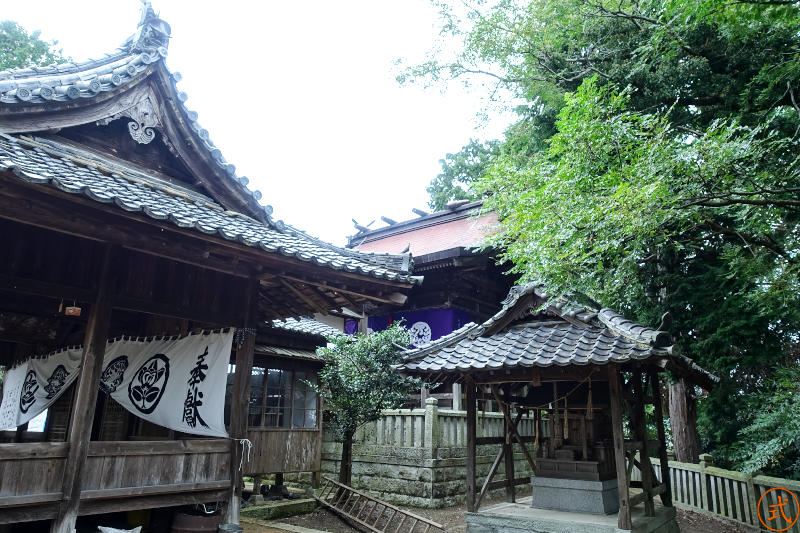 拝殿右側より本殿を望む。拝殿の後ろには幣殿、その後ろに本殿。