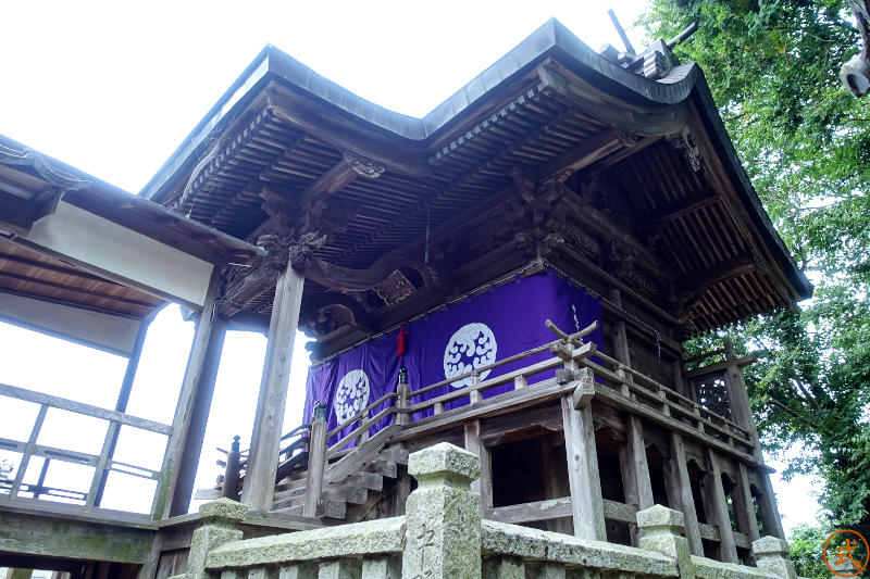 本殿を右側より望む。記録には大正12年（1923）本殿弊殿再建とある。