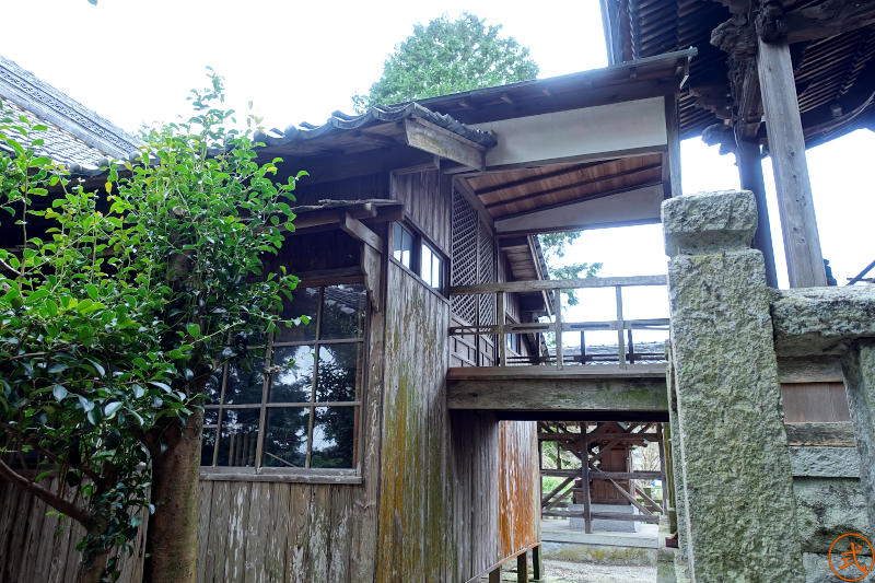 本殿と幣殿の間の渡り廊下。幣殿はガラス張り。