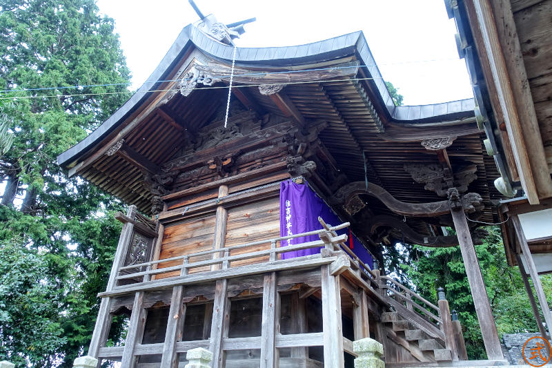 本殿を左側より望む。かなり立派な本殿。